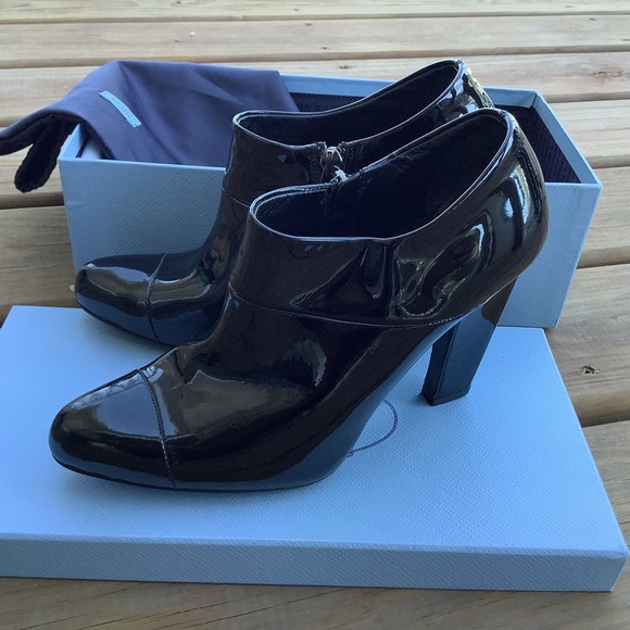 Cute PRADA patent leather booties 🖤🖤 - Picture 4 of 15